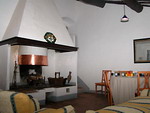 séjour avec cheminée de l'appartement Certino-1 près du village de Grotti, à 12 km de Sienne en Toscane