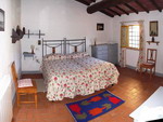 la chambre à coucher de l'appartement Palio dans près du Village Grotti à 12 km de Sienne, en Toscane