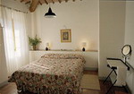 une chambre à coucher de l'appartement Mucca-2 dans le parc du Château de Grotti, à 12 km de Sienne en Toscane